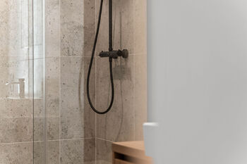 detail koupelna - Prodej bytu 2+kk v osobním vlastnictví 40 m², Praha 8 - Libeň