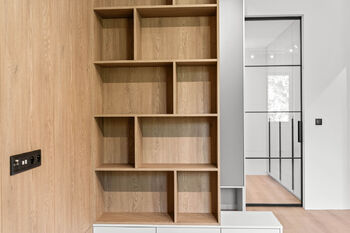detail vestavěná knihovna - Prodej bytu 2+kk v osobním vlastnictví 40 m², Praha 8 - Libeň