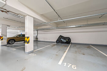 garážové stání - Prodej bytu 2+kk v osobním vlastnictví 40 m², Praha 8 - Libeň