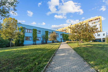 okolí domu - Prodej bytu 2+kk v osobním vlastnictví 40 m², Praha 8 - Libeň
