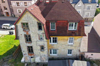 Pohled zezadu z výšky - Prodej bytu 3+1 v osobním vlastnictví 68 m², Nejdek