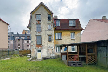 Pohled ze zahrady - Prodej bytu 3+1 v osobním vlastnictví 68 m², Nejdek