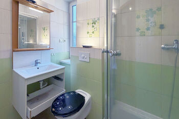Koupelna - Prodej bytu 3+1 v osobním vlastnictví 68 m², Nejdek
