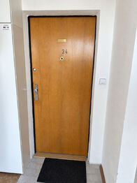 Vstup do bytu - Pronájem bytu 2+kk v osobním vlastnictví 63 m², Praha 8 - Kobylisy