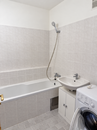 Koupelna - Pronájem bytu 2+kk v osobním vlastnictví 63 m², Praha 8 - Kobylisy