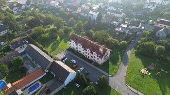 Pohled na okolí domu - Prodej bytu 2+kk v družstevním vlastnictví 59 m², Benátky nad Jizerou