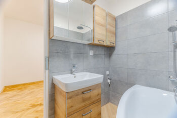 Koupelna - Pronájem bytu 3+kk v osobním vlastnictví 76 m², Praha 10 - Vršovice