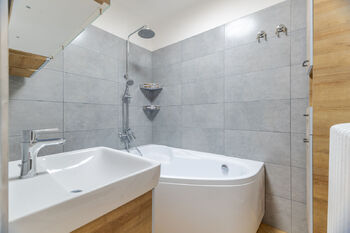 Koupelna - Pronájem bytu 3+kk v osobním vlastnictví 76 m², Praha 10 - Vršovice