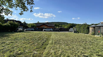 Prodej pozemku 981 m², Nesvačily