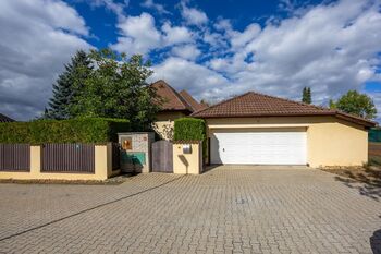 Prodej domu 232 m², Dolní Břežany