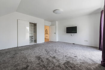 Pronájem domu 196 m², Zvole