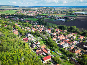Letecký snímek - okolí nemovitosti 2. strana - Prodej domu 90 m², Všetaty
