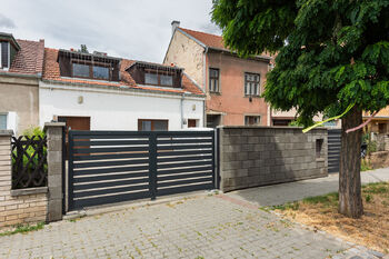 Rodinný dům Rotalova, Brno, se 3 bytovými jednotkami a zahradou - Prodej domu 208 m², Brno