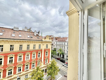 výhled z okna - Pronájem bytu 1+1 v osobním vlastnictví 50 m², Praha 2 - Vinohrady
