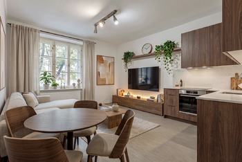 Obývací pokoj s kuchyňským koutem - Prodej bytu 3+kk v osobním vlastnictví 63 m², Praha 3 - Žižkov
