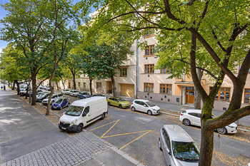 Pohled z obývacího pokoje - Prodej bytu 3+kk v osobním vlastnictví 63 m², Praha 3 - Žižkov