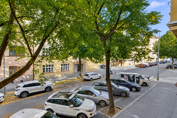 Pohled z obývacího pokoje - Prodej bytu 3+kk v osobním vlastnictví 63 m², Praha 3 - Žižkov