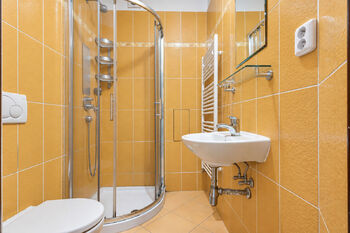 Koupelna s WC - Prodej bytu 3+kk v osobním vlastnictví 63 m², Praha 3 - Žižkov