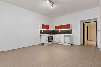 Obývací pokoj s kuchyňským koutem - Prodej bytu 3+kk v osobním vlastnictví 63 m², Praha 3 - Žižkov