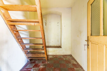 schody na půdu - Prodej domu 80 m², Hejná