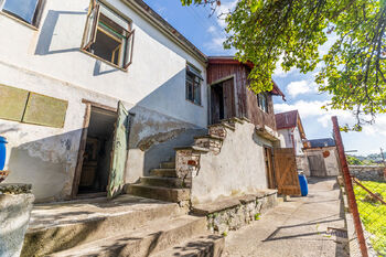 pohled na dům ze dvora - Prodej domu 80 m², Hejná