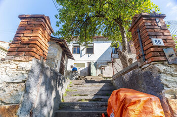 pohled na dům ze spodní ulice - Prodej domu 80 m², Hejná
