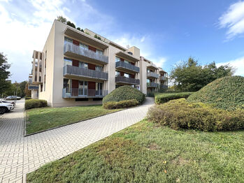 Venkovní pohled na dům - Pronájem bytu 3+kk v osobním vlastnictví 75 m², Praha 9 - Čakovice
