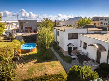 pohled na část zahrady ve výlučném užívání - Prodej domu 191 m², České Budějovice
