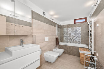 koupelna 1. NP - Prodej domu 191 m², České Budějovice