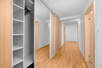 chodba 1.NP - Prodej domu 191 m², České Budějovice