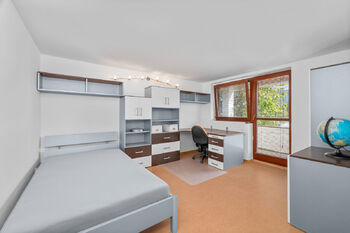 pokoj 3 s balkonem - 1.NP - Prodej domu 191 m², České Budějovice