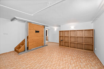 pokoj v 1.PP - Prodej domu 191 m², České Budějovice