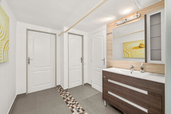 koupelna 1.PP - Prodej domu 191 m², České Budějovice