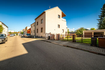 vjezd na pozemek z ul. K. Lávičky - Prodej domu 191 m², České Budějovice