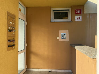 vstup do domu - Prodej bytu 3+kk v osobním vlastnictví 77 m², Znojmo