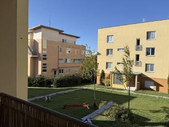 pohled z balkonu - Prodej bytu 3+kk v osobním vlastnictví 77 m², Znojmo