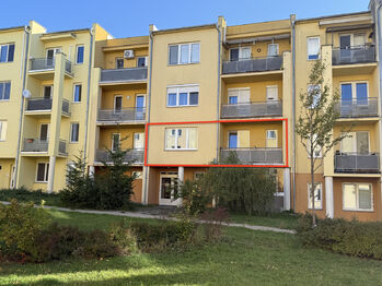 pohled z vnitrobloku - Prodej bytu 3+kk v osobním vlastnictví 77 m², Znojmo 