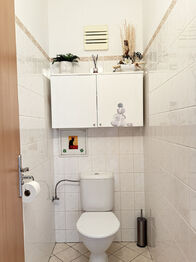 WC - Prodej bytu 3+kk v osobním vlastnictví 77 m², Znojmo