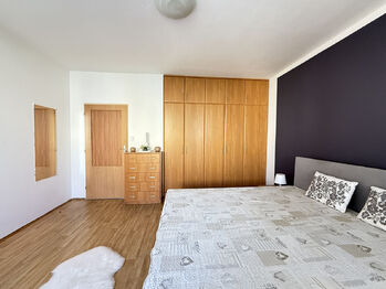 ložnice - Prodej bytu 3+kk v osobním vlastnictví 77 m², Znojmo
