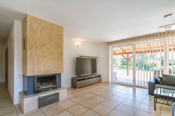 Obývací pokoj s krbem - Prodej domu 120 m², Háje
