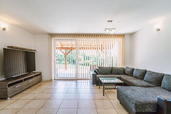 Obývací pokoj se vstupem na zahradu  - Prodej domu 120 m², Háje