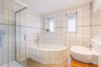Koupelna s rohovou vanou a sprchovým koutem  - Prodej domu 120 m², Háje