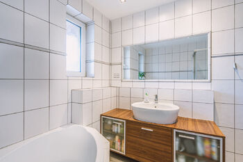 Koupelna s rohovou vanou a sprch. koutem - Prodej domu 120 m², Háje