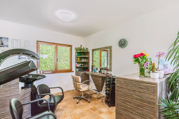 Provozovna / kadeřnictví v přístavbě u rodinného domu  - Prodej domu 120 m², Háje