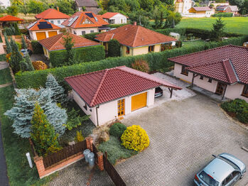 Pohled na přístavbu s provozovnou / garáží / krytým i nekrytým  parkovacím stáním  - Prodej domu 120 m², Háje