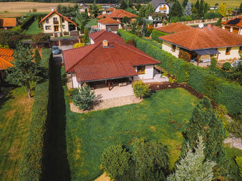 Pohled na zahradu / zastřešenou  terasu  - Prodej domu 120 m², Háje