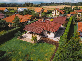 Pohled na zahradu / zastřešenou  terasu  - Prodej domu 120 m², Háje