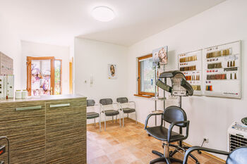 Provozovna / kadeřnictví v přístavbě u rodinného domu  - Prodej domu 120 m², Háje