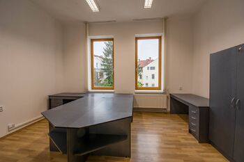 místnost do dvora - Pronájem kancelářských prostor 60 m², Hradec Králové