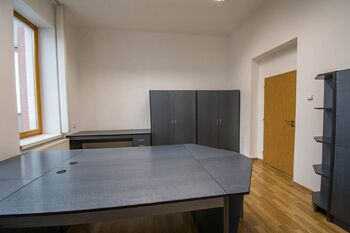 místnost do dvora - Pronájem kancelářských prostor 60 m², Hradec Králové